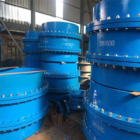 Large deflection loose sleeve expansion joint